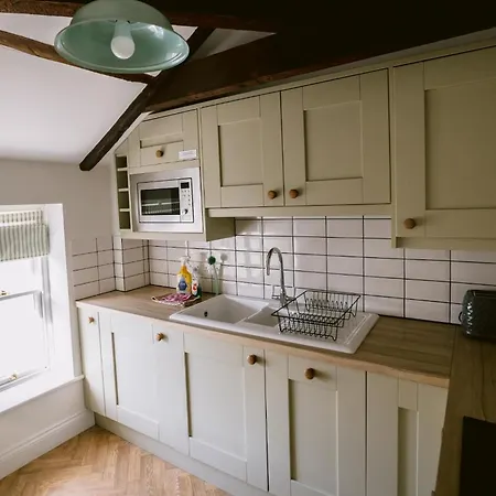 Penthouse Retreat - 2 Bed Flat, Sleeps 4 - Town Centre, Hadrians * Brampton (Cumbria)