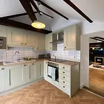 Penthouse Retreat - 2 Bed Flat, Sleeps 4 - Town Centre, Hadrians *