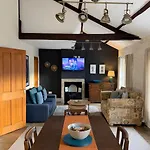 Penthouse Retreat - 2 Bed Flat, Sleeps 4 - Town Centre, Hadrians