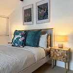 Penthouse Retreat - 2 Bed Flat, Sleeps 4 - Town Centre, Hadrians * Brampton (Cumbria)