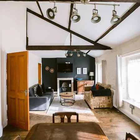 Penthouse Retreat - 2 Bed Flat, Sleeps 4 - Town Centre, Hadrians * Brampton (Cumbria)