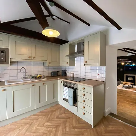 Penthouse Retreat - 2 Bed Flat, Sleeps 4 - Town Centre, Hadrians *