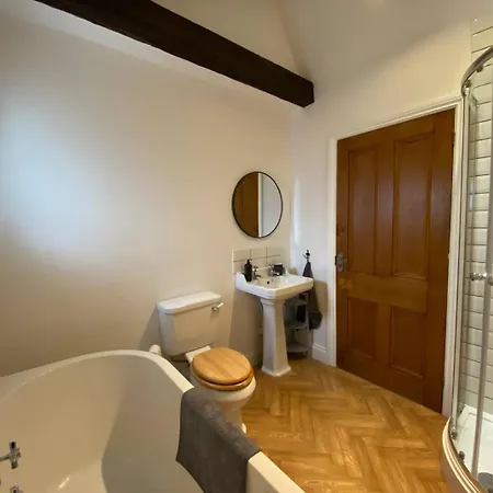 Penthouse Retreat - 2 Bed Flat, Sleeps 4 - Town Centre, Hadrians * Brampton (Cumbria)