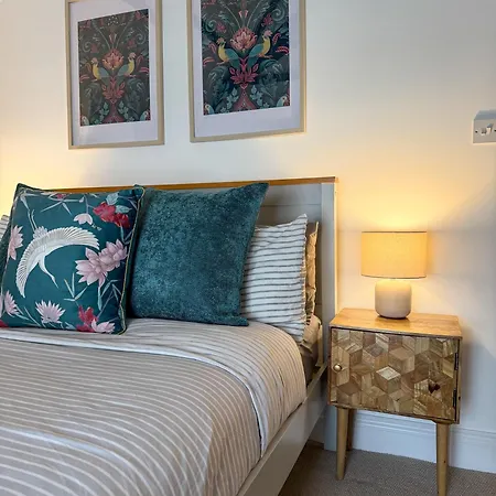 Penthouse Retreat - 2 Bed Flat, Sleeps 4 - Town Centre, Hadrians * ברמפטון