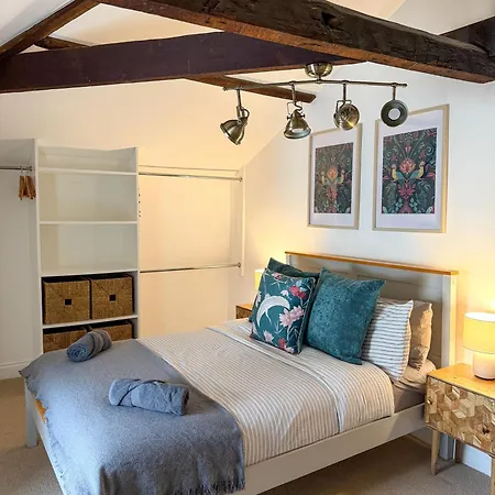 Penthouse Retreat - 2 Bed Flat, Sleeps 4 - Town Centre, Hadrians * ברמפטון
