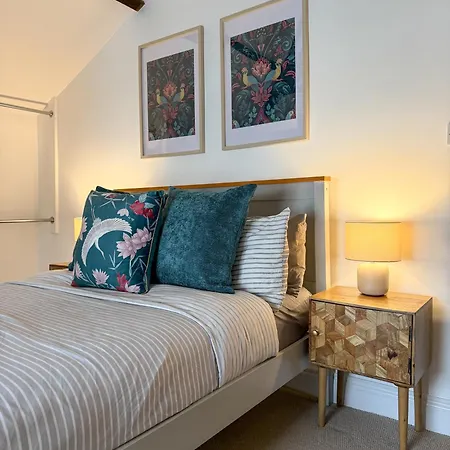 Penthouse Retreat - 2 Bed Flat, Sleeps 4 - Town Centre, Hadrians * ברמפטון