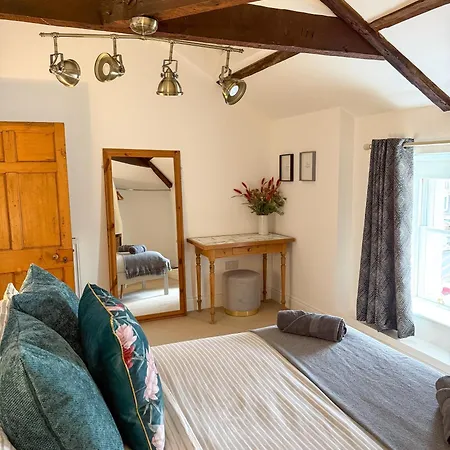 Penthouse Retreat - 2 Bed Flat, Sleeps 4 - Town Centre, Hadrians *