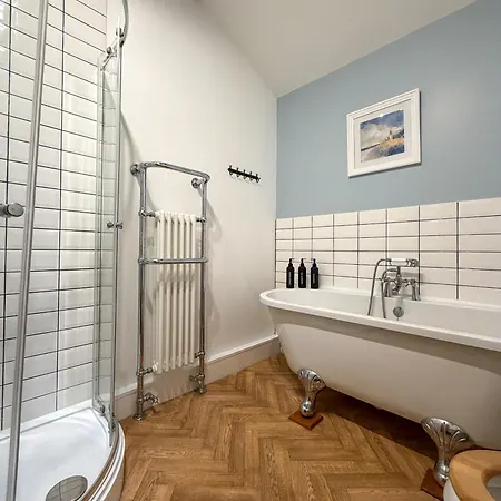 Penthouse Retreat - 2 Bed Flat, Sleeps 4 - Town Centre, Hadrians דירה *