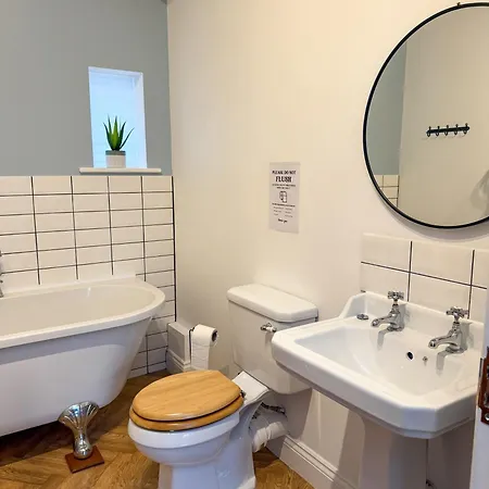 Penthouse Retreat - 2 Bed Flat, Sleeps 4 - Town Centre, Hadrians דירה ברמפטון