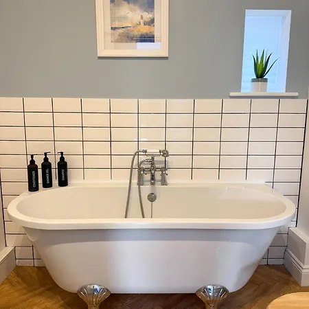 Penthouse Retreat - 2 Bed Flat, Sleeps 4 - Town Centre, Hadrians *