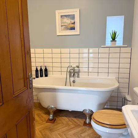 Penthouse Retreat - 2 Bed Flat, Sleeps 4 - Town Centre, Hadrians דירה