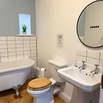 Penthouse Retreat - 2 Bed Flat, Sleeps 4 - Town Centre, Hadrians Апартаменты Брамптон